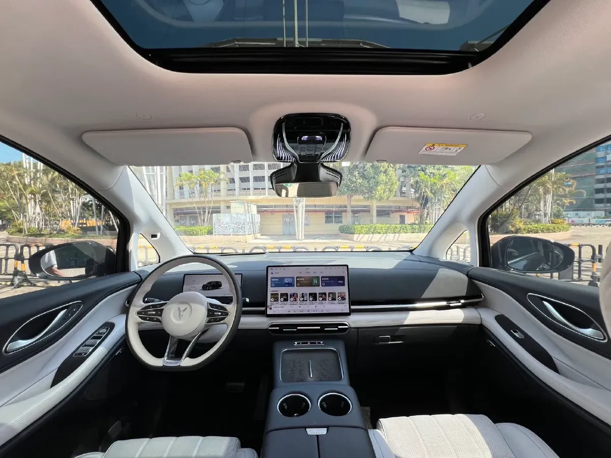 2025 Voyah Dream 1.5T 150HP L4 PHEV 41.7KWH,autocango,china used car exporter,china ev exporter,chinese used car exporter,chinese used ev exporter