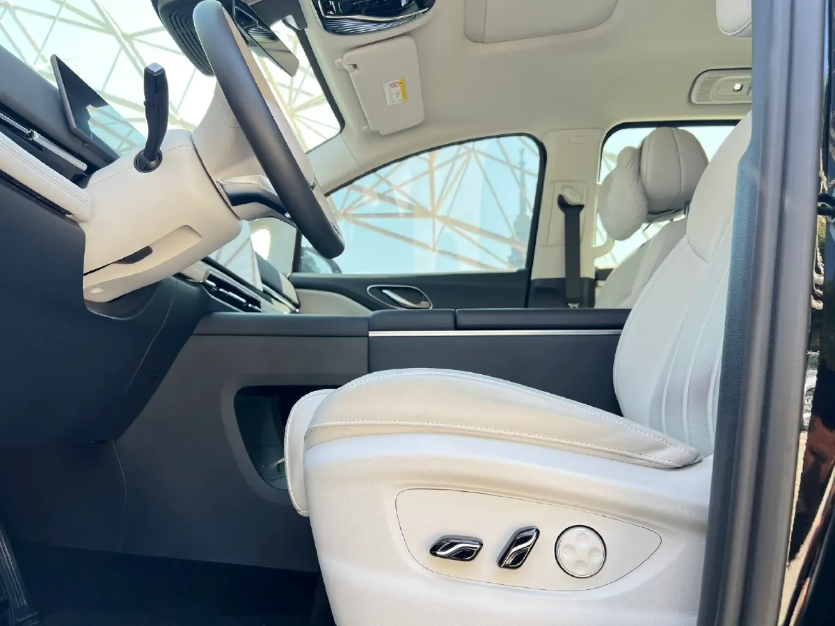 2025 Voyah Dream 1.5T 150HP L4 PHEV 41.7KWH,autocango,china used car exporter,china ev exporter,chinese used car exporter,chinese used ev exporter