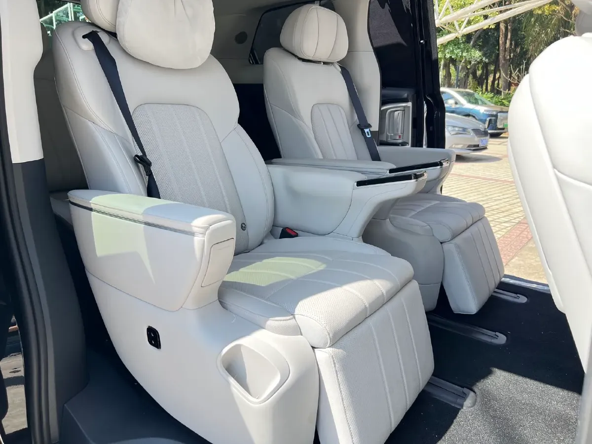 2025 Voyah Dream 1.5T 150HP L4 PHEV 41.7KWH,autocango,china used car exporter,china ev exporter,chinese used car exporter,chinese used ev exporter