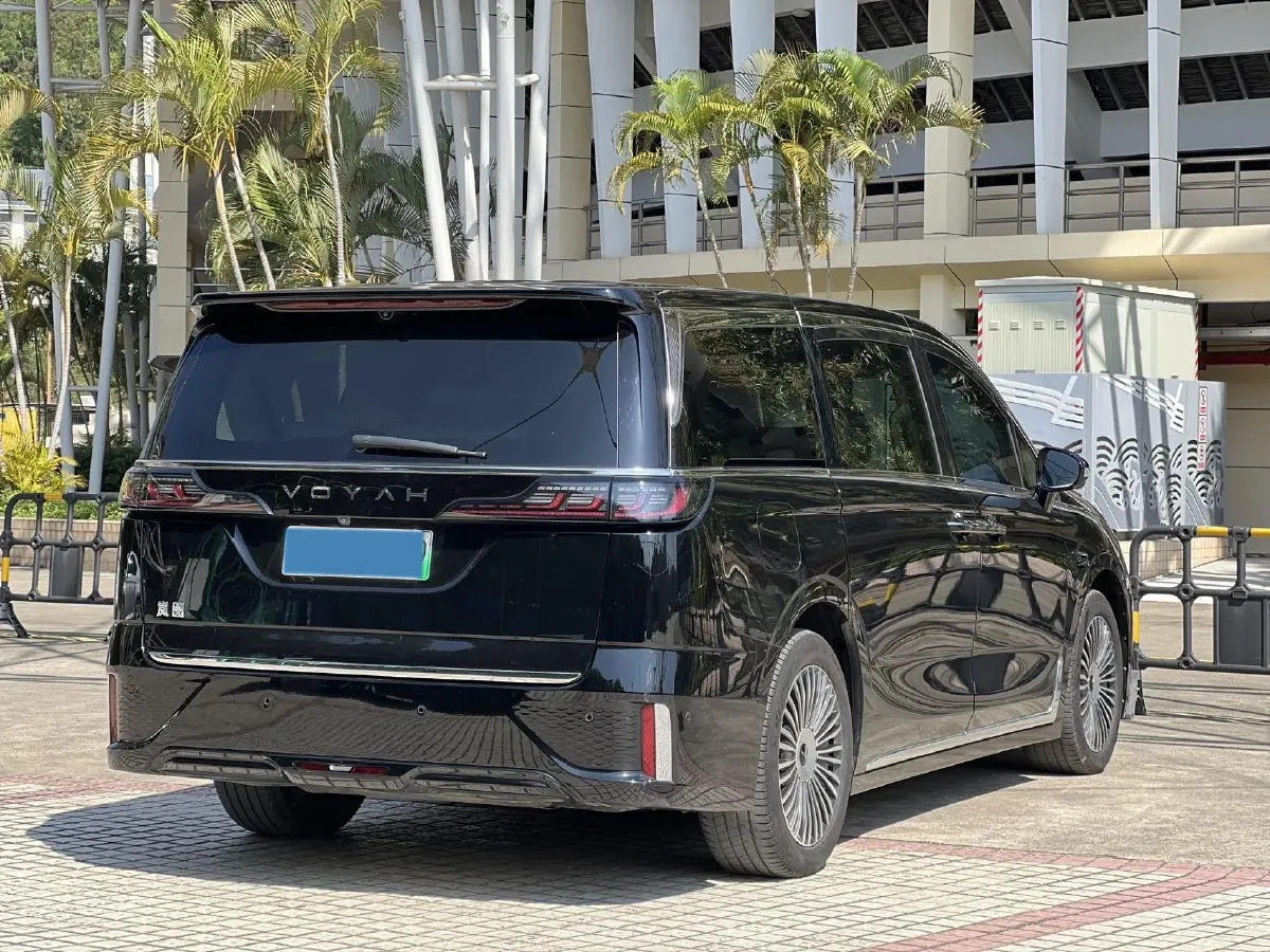 2025 Voyah Dream 1.5T 150HP L4 PHEV 41.7KWH,autocango,china used car exporter,china ev exporter,chinese used car exporter,chinese used ev exporter