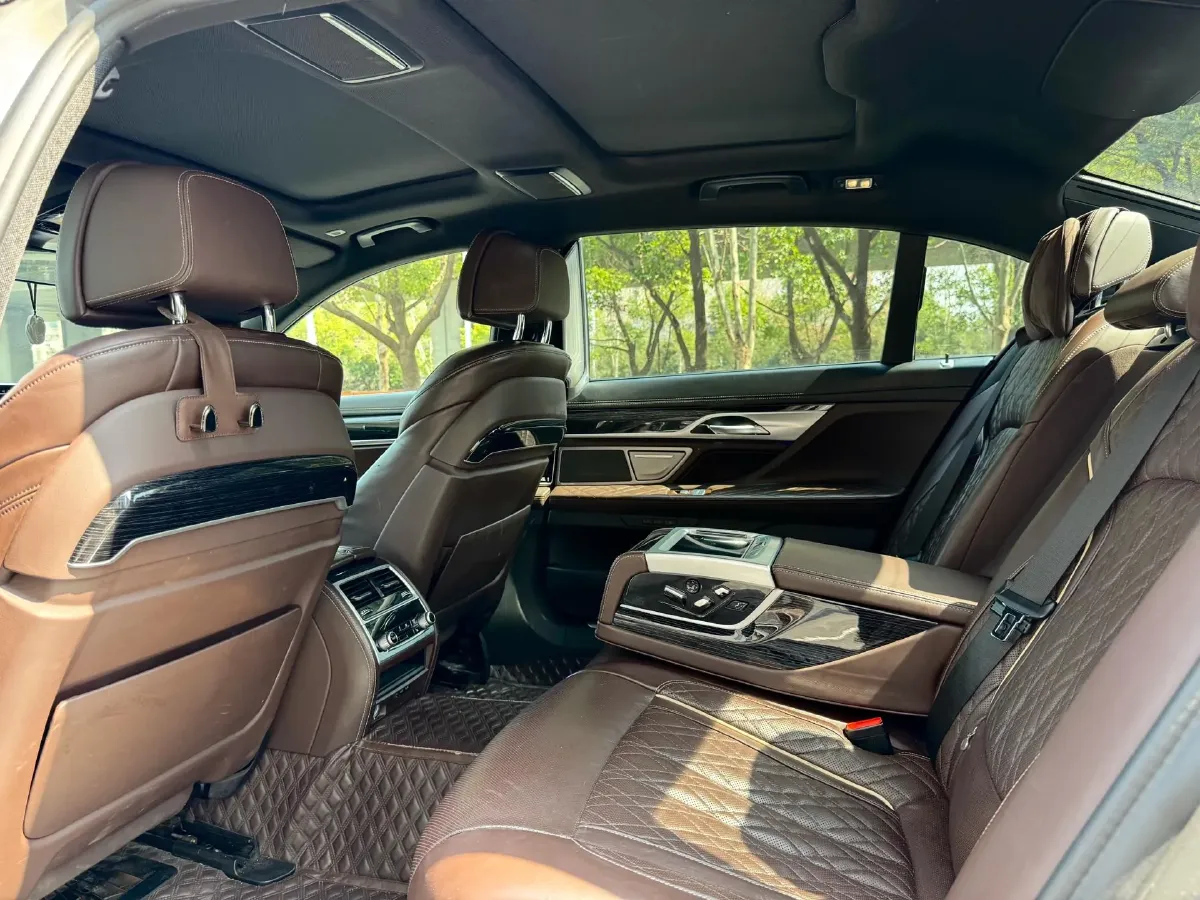 2021 BMW 7 Series 3.0T 340HP L6 8AT,autocango,china used car exporter,china ev exporter,chinese used car exporter,chinese used ev exporter