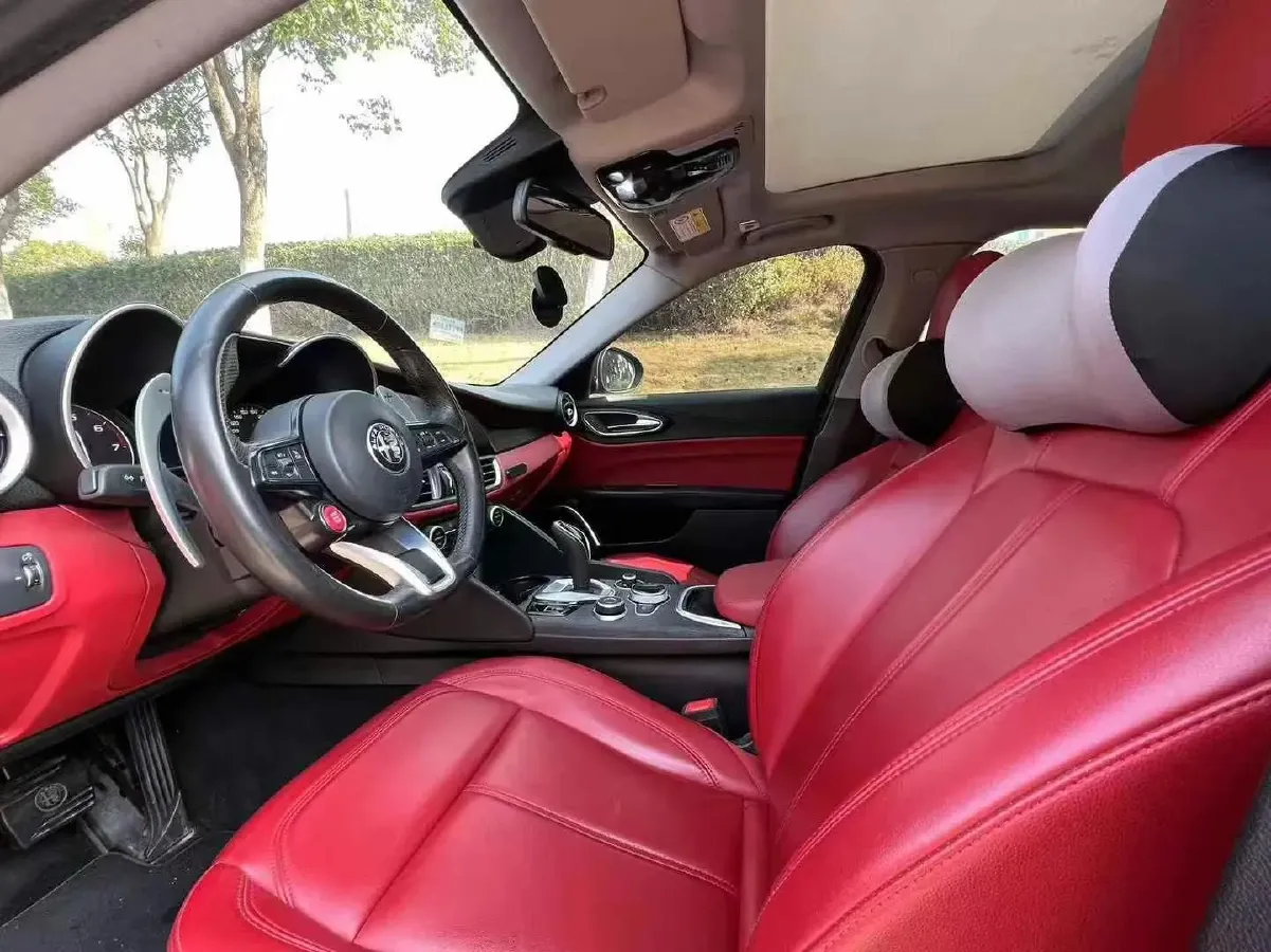 2020 Alfa Romeo Giulia 2.0T 280HP L4 8AT,autocango,china used car exporter,china ev exporter,chinese used car exporter,chinese used ev exporter