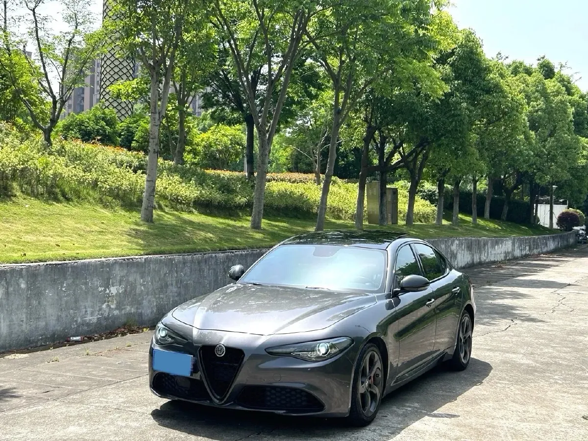 2020 Alfa Romeo Giulia 2.0T 280HP L4 8AT,autocango,china used car exporter,china ev exporter,chinese used car exporter,chinese used ev exporter