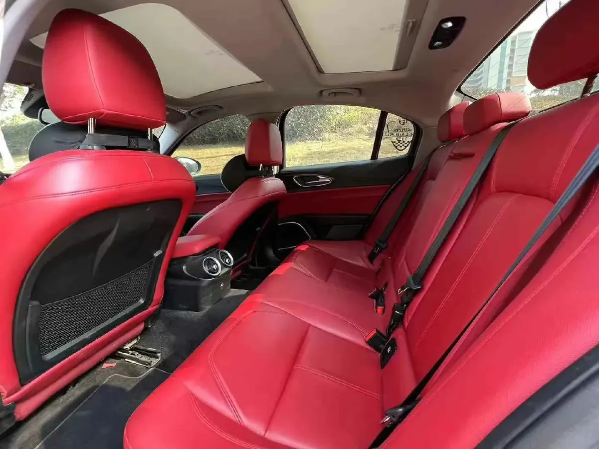 2020 Alfa Romeo Giulia 2.0T 280HP L4 8AT,autocango,china used car exporter,china ev exporter,chinese used car exporter,chinese used ev exporter