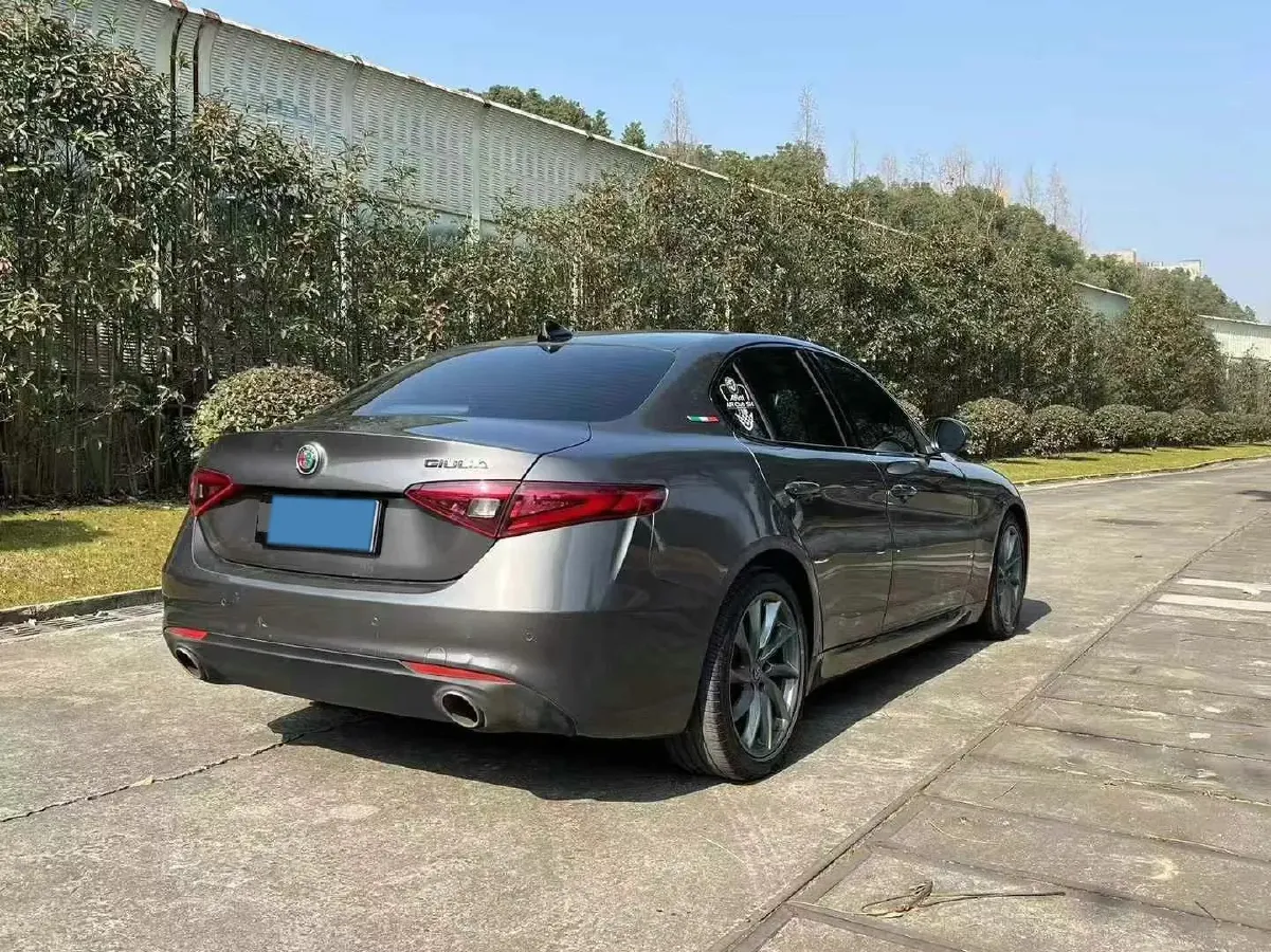 2020 Alfa Romeo Giulia 2.0T 280HP L4 8AT,autocango,china used car exporter,china ev exporter,chinese used car exporter,chinese used ev exporter