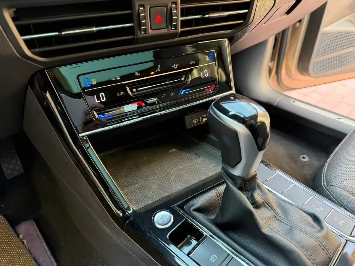 2021 Volkswagen Passat 2.0T 186HP L4 7DCT,autocango,china used car exporter,china ev exporter,chinese used car exporter,chinese used ev exporter