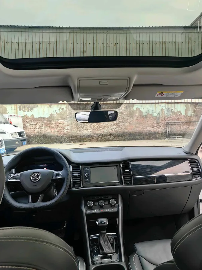 2019 Skoda Superb 2.0T 220HP L4 7DCT,autocango,china used car exporter,china ev exporter,chinese used car exporter,chinese used ev exporter