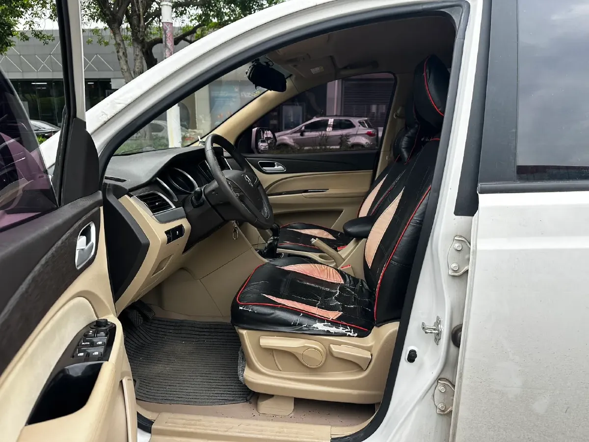 2019 BaoJun 730 1.5L 105HP L4 6MT,autocango,china used car exporter,china ev exporter,chinese used car exporter,chinese used ev exporter