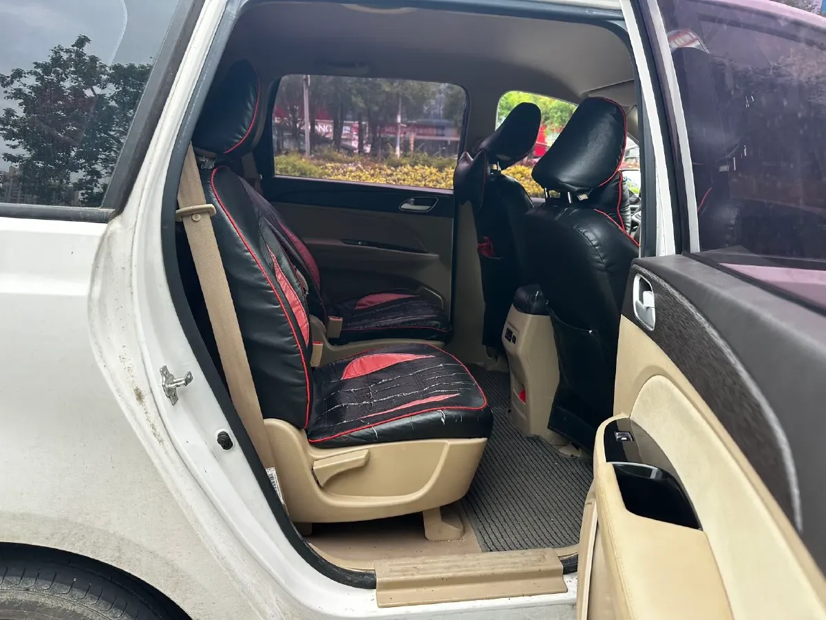 2019 BaoJun 730 1.5L 105HP L4 6MT,autocango,china used car exporter,china ev exporter,chinese used car exporter,chinese used ev exporter