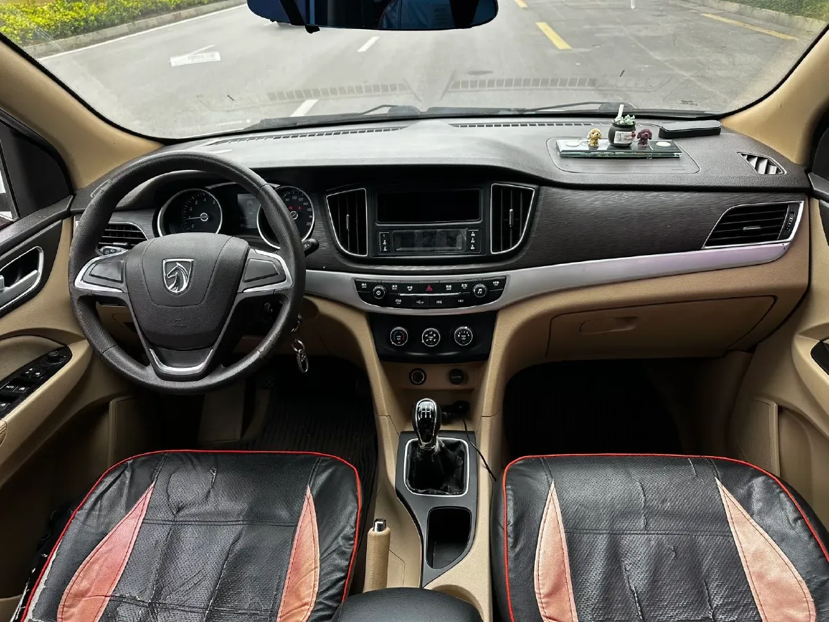 2019 BaoJun 730 1.5L 105HP L4 6MT,autocango,china used car exporter,china ev exporter,chinese used car exporter,chinese used ev exporter