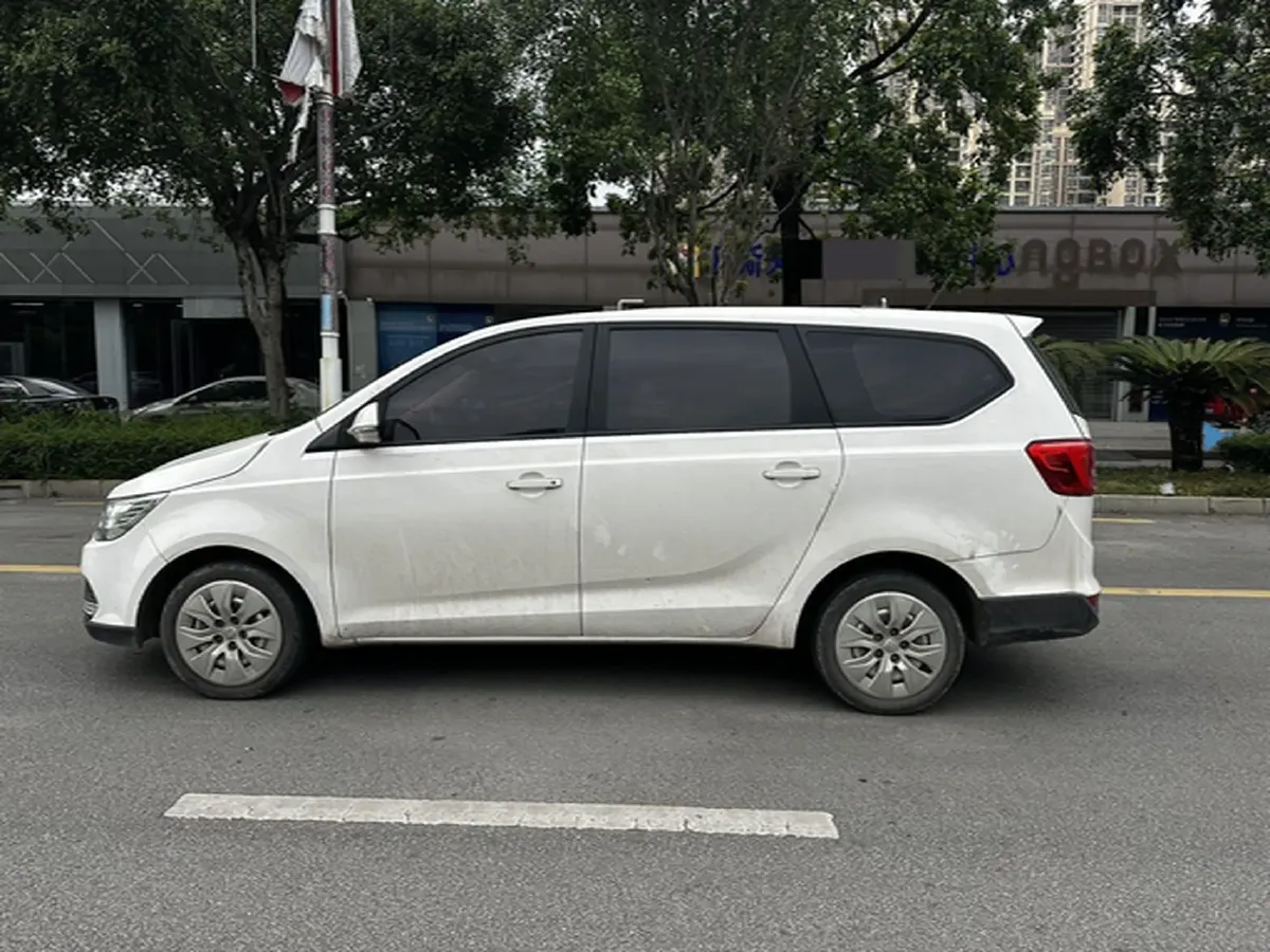 2019 BaoJun 730 1.5L 105HP L4 6MT,autocango,china used car exporter,china ev exporter,chinese used car exporter,chinese used ev exporter