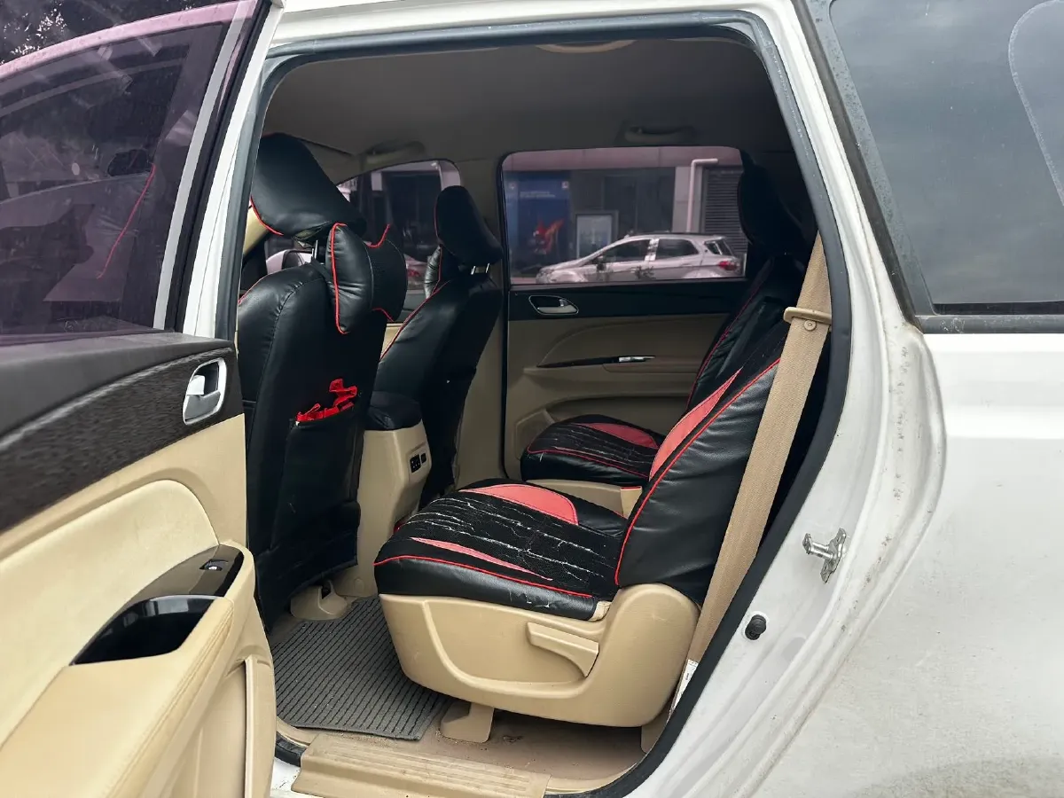 2019 BaoJun 730 1.5L 105HP L4 6MT,autocango,china used car exporter,china ev exporter,chinese used car exporter,chinese used ev exporter