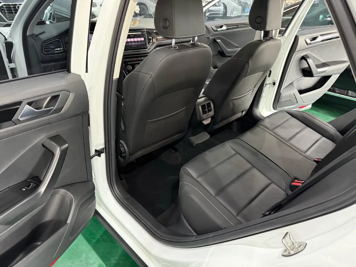 2021 Volkswagen T-Roc 1.4T 150HP L4 7DCT,autocango,china used car exporter,china ev exporter,chinese used car exporter,chinese used ev exporter