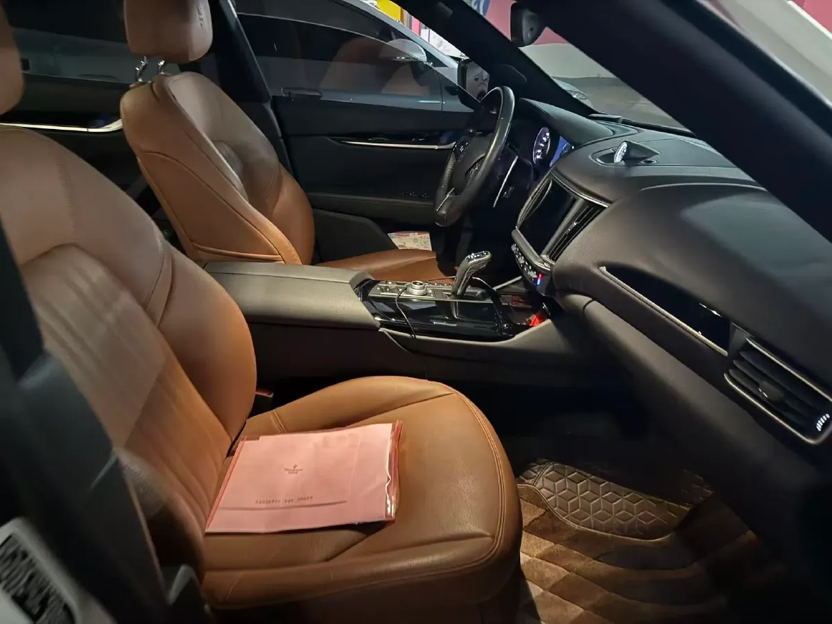 2022 Maserati Levante 2.0T 330HP L4 8AT,autocango,china used car exporter,china ev exporter,chinese used car exporter,chinese used ev exporter