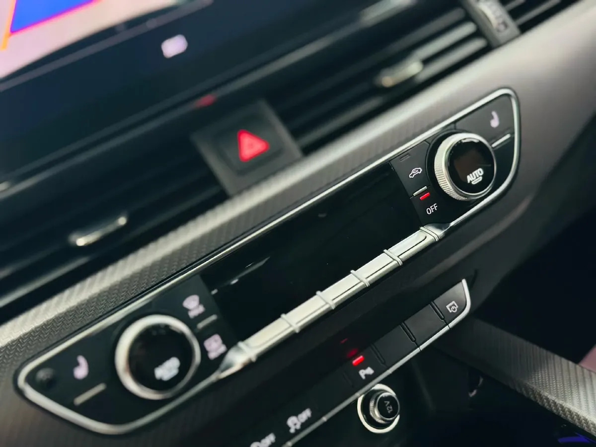 2024 Audi A4L 2.0T 190HP L4 7DCT,autocango,china used car exporter,china ev exporter,chinese used car exporter,chinese used ev exporter