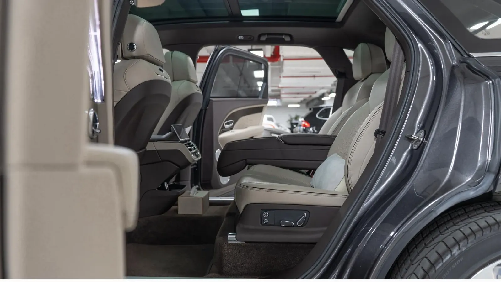 2023 Bentley Bentayga 4.0T 550HP V8 8AT,autocango,china used car exporter,china ev exporter,chinese used car exporter,chinese used ev exporter