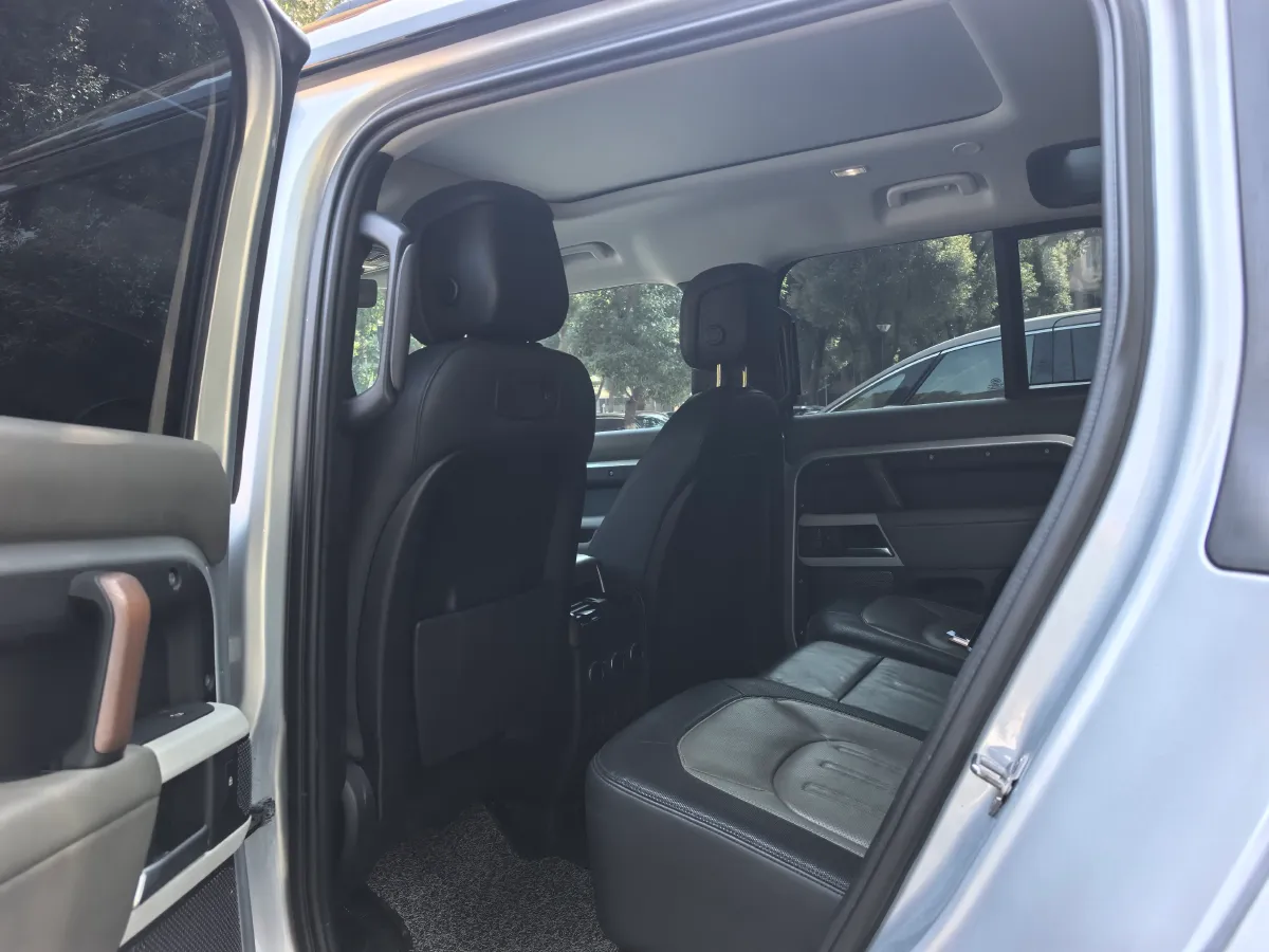 2022 Land Rover Defender 3.0T 400HP L6 8AT,autocango,china used car exporter,china ev exporter,chinese used car exporter,chinese used ev exporter