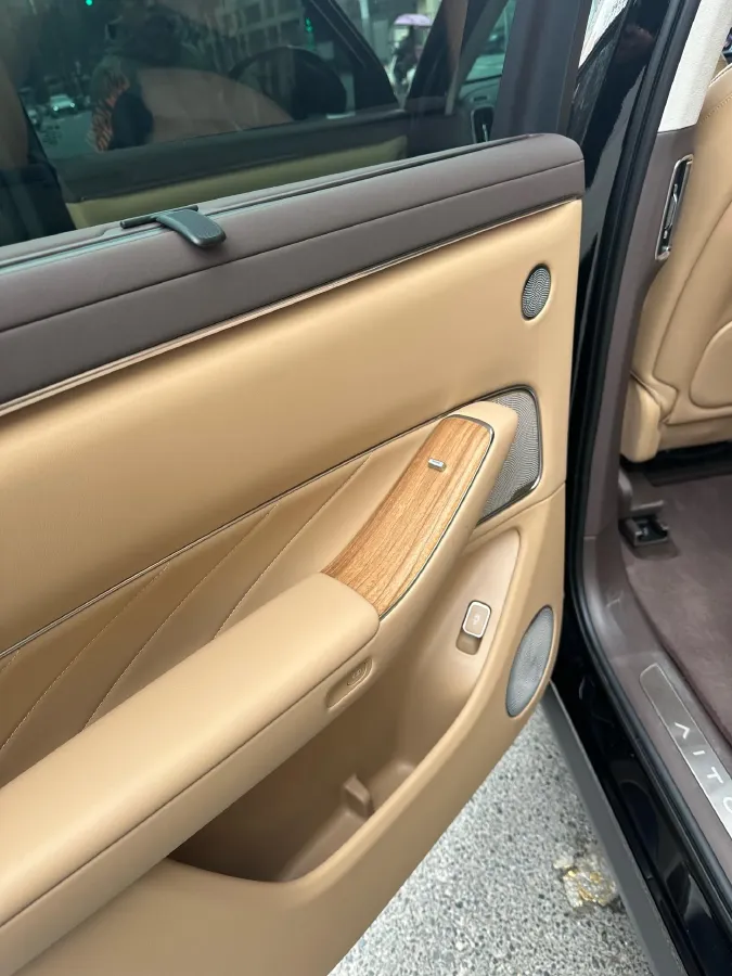 2025 AITO AITO M8 REEV 160HP REEV 53.4KWH,autocango,china used car exporter,china ev exporter,chinese used car exporter,chinese used ev exporter