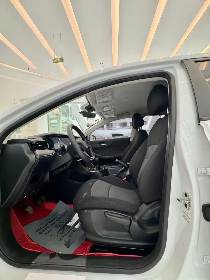 2023 Roewe i5 1.5L 129HP L4 5MT,autocango,china used car exporter,china ev exporter,chinese used car exporter,chinese used ev exporter