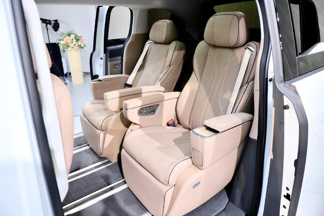 2025 Xpeng X9 BEV,autocango,china used car exporter,china ev exporter,chinese used car exporter,chinese used ev exporter