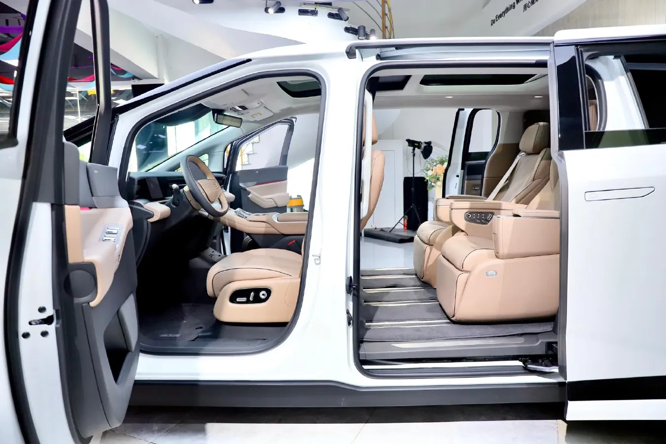 2025 Xpeng X9 BEV,autocango,china used car exporter,china ev exporter,chinese used car exporter,chinese used ev exporter