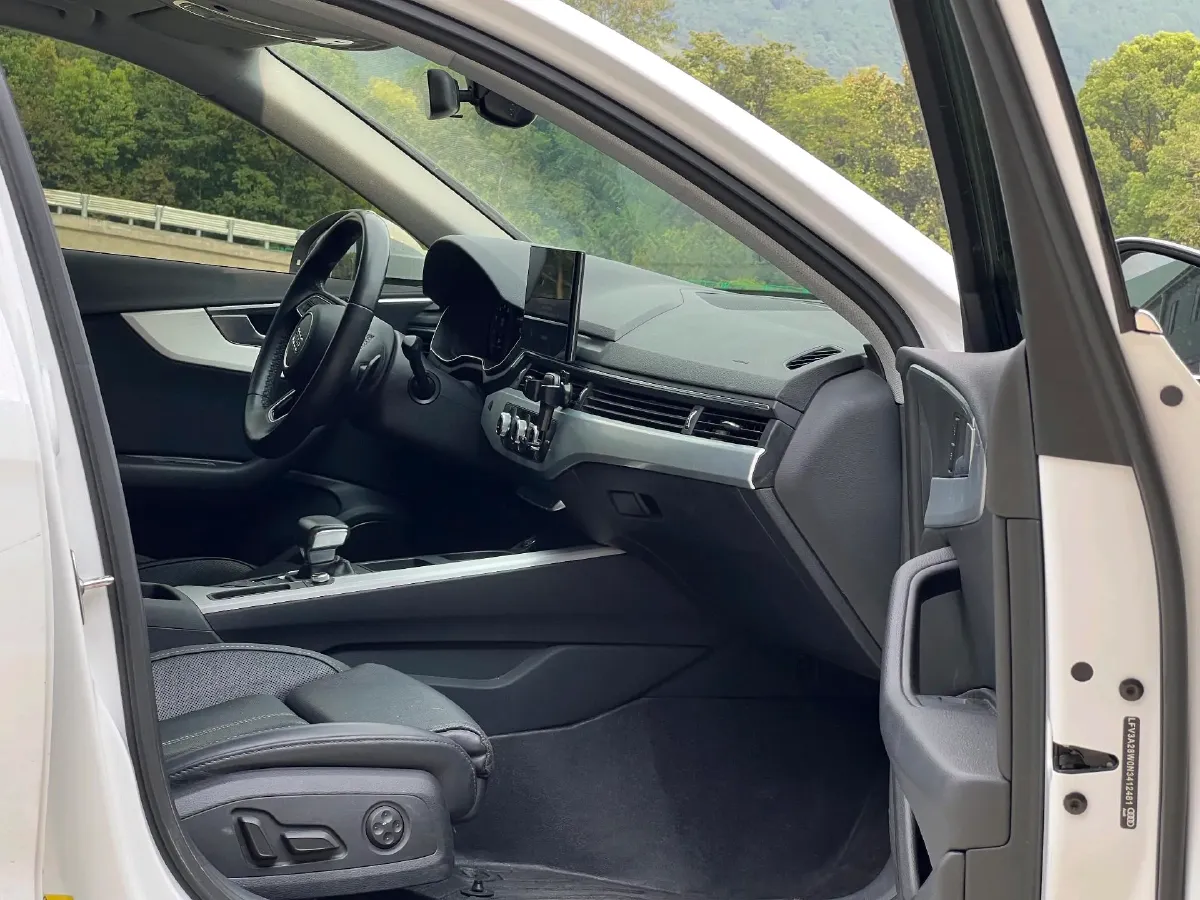 2024 Audi A4L 2.0T 190HP L4 7DCT,autocango,china used car exporter,china ev exporter,chinese used car exporter,chinese used ev exporter