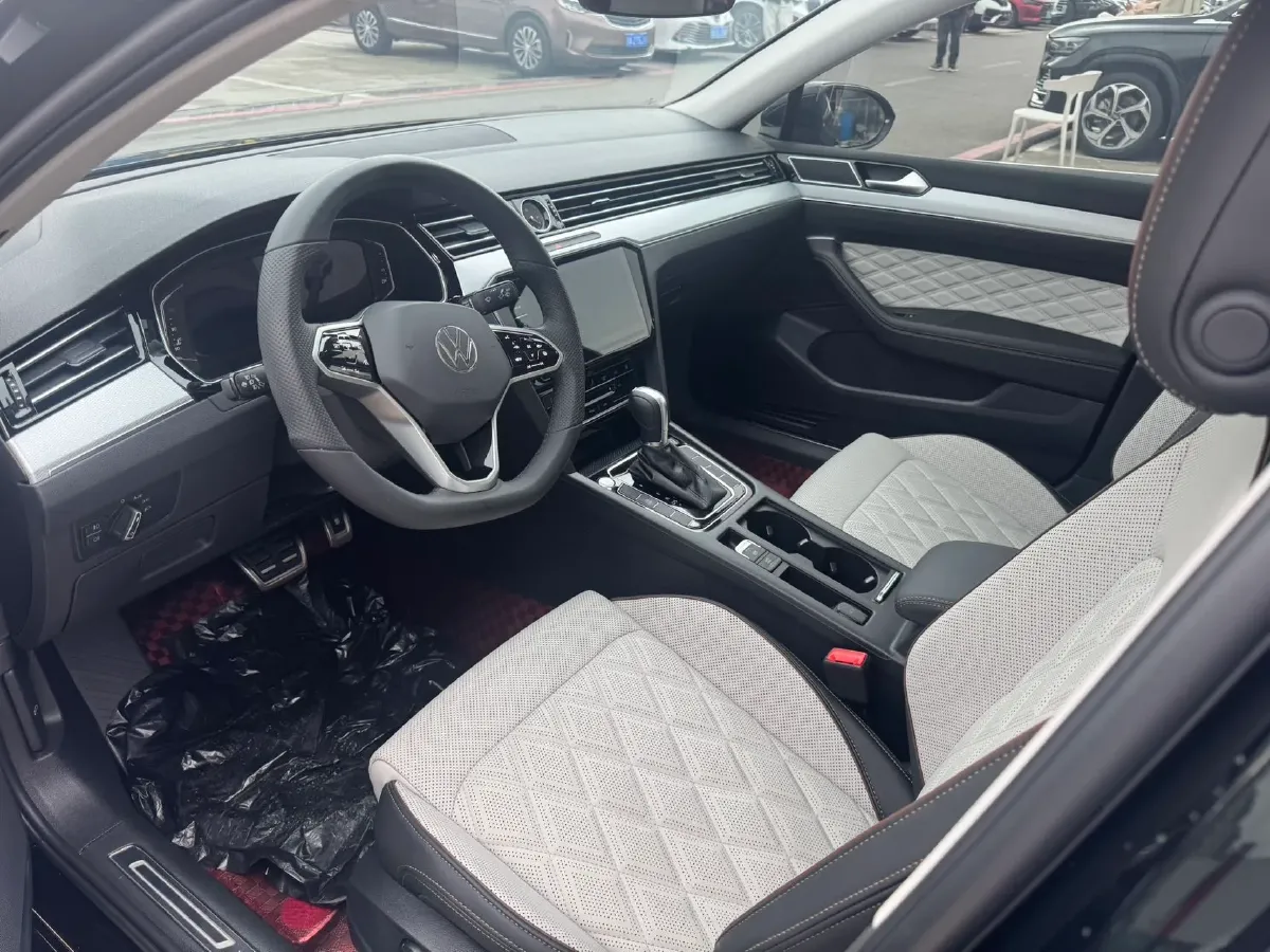 2025 Volkswagen Magotan 2.0T 186HP L4 7DCT,autocango,china used car exporter,china ev exporter,chinese used car exporter,chinese used ev exporter