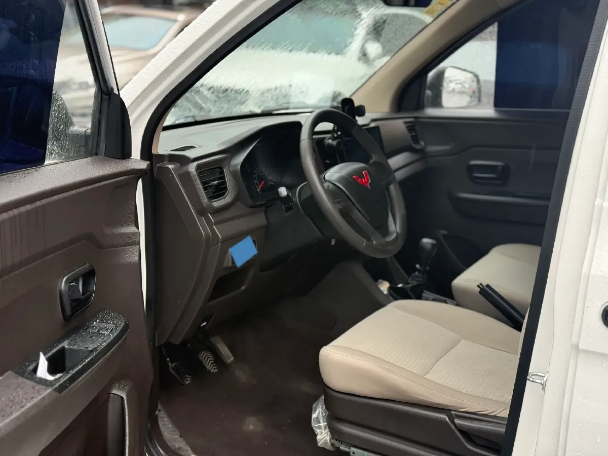 2022 WuLing HongGuang V 1.5L 99HP L4 6MT,autocango,china used car exporter,china ev exporter,chinese used car exporter,chinese used ev exporter