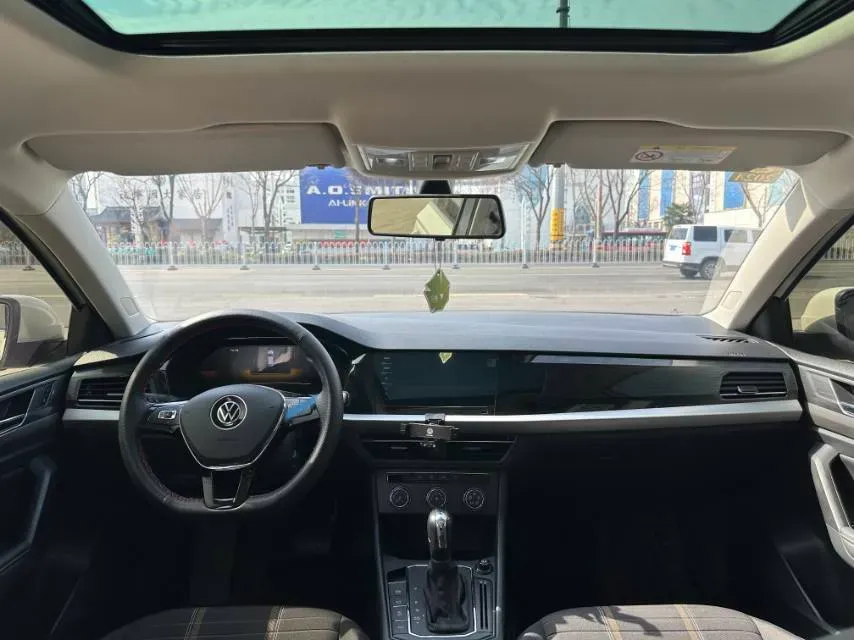 2022 Volkswagen T-Roc 1.4T 150HP L4 7DCT,autocango,china used car exporter,china ev exporter,chinese used car exporter,chinese used ev exporter