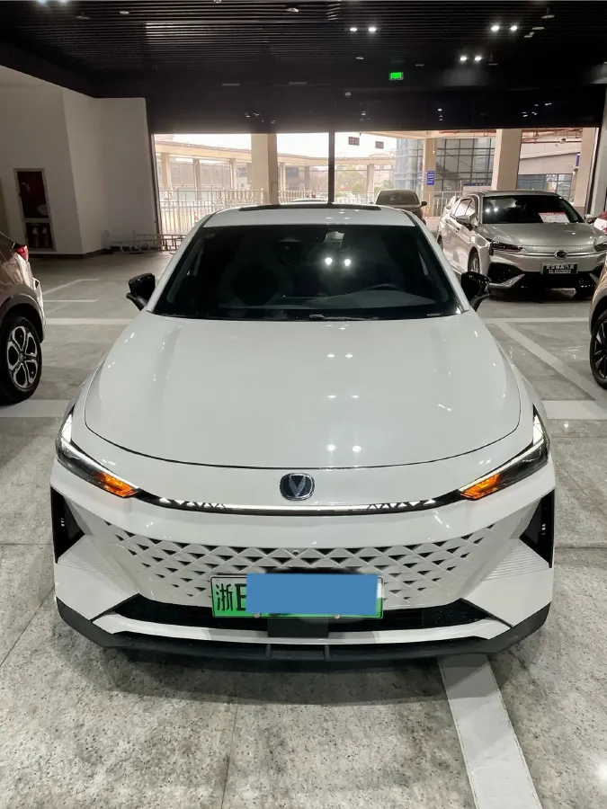 2024 ChangAn UNI-V iDD 1.5L 110HP L4 E-CVT PHEV 18.99KWH,autocango,china used car exporter,china ev exporter,chinese used car exporter,chinese used ev exporter