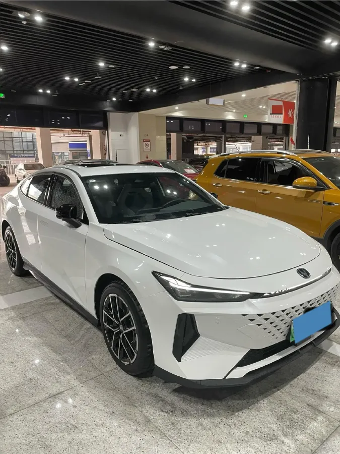 2024 ChangAn UNI-V iDD 1.5L 110HP L4 E-CVT PHEV 18.99KWH,autocango,china used car exporter,china ev exporter,chinese used car exporter,chinese used ev exporter