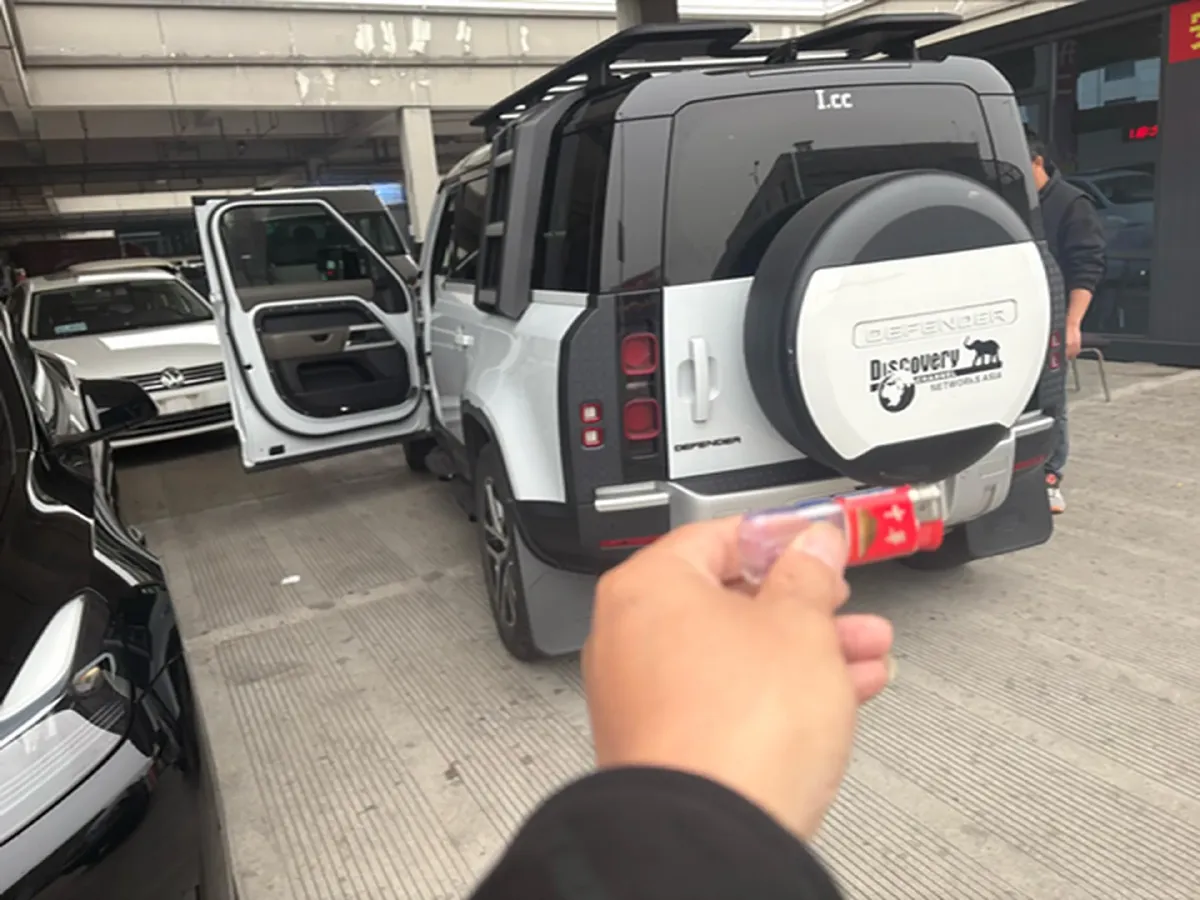 2022 Land Rover Defender 3.0T 400HP L6 8AT,autocango,china used car exporter,china ev exporter,chinese used car exporter,chinese used ev exporter