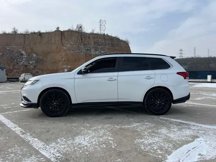 2021 Mitsubishi Outlander 2.4L 192HP L4 CVT,autocango,china used car exporter,china ev exporter,chinese used car exporter,chinese used ev exporter