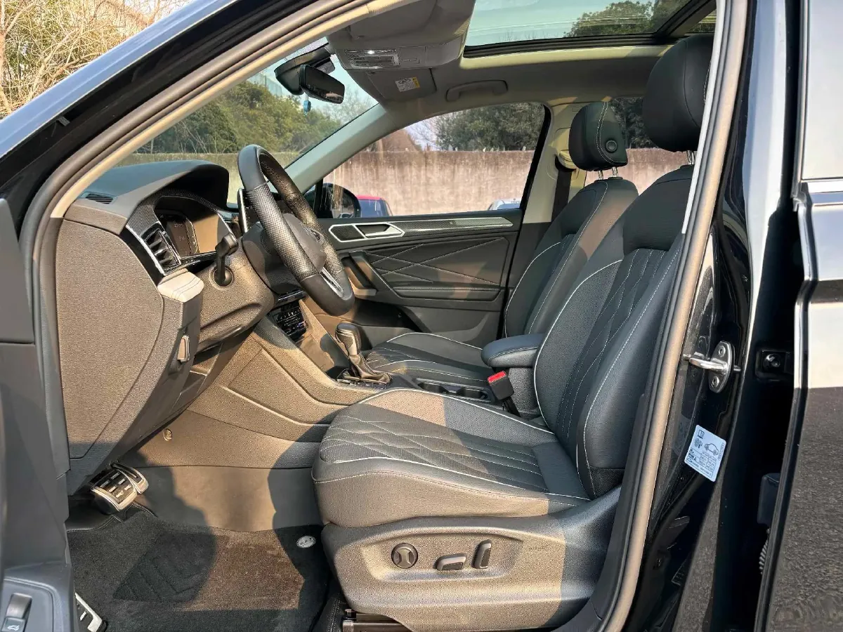 2024 Volkswagen Tiguan L 2.0T 186HP L4 7DCT,autocango,china used car exporter,china ev exporter,chinese used car exporter,chinese used ev exporter