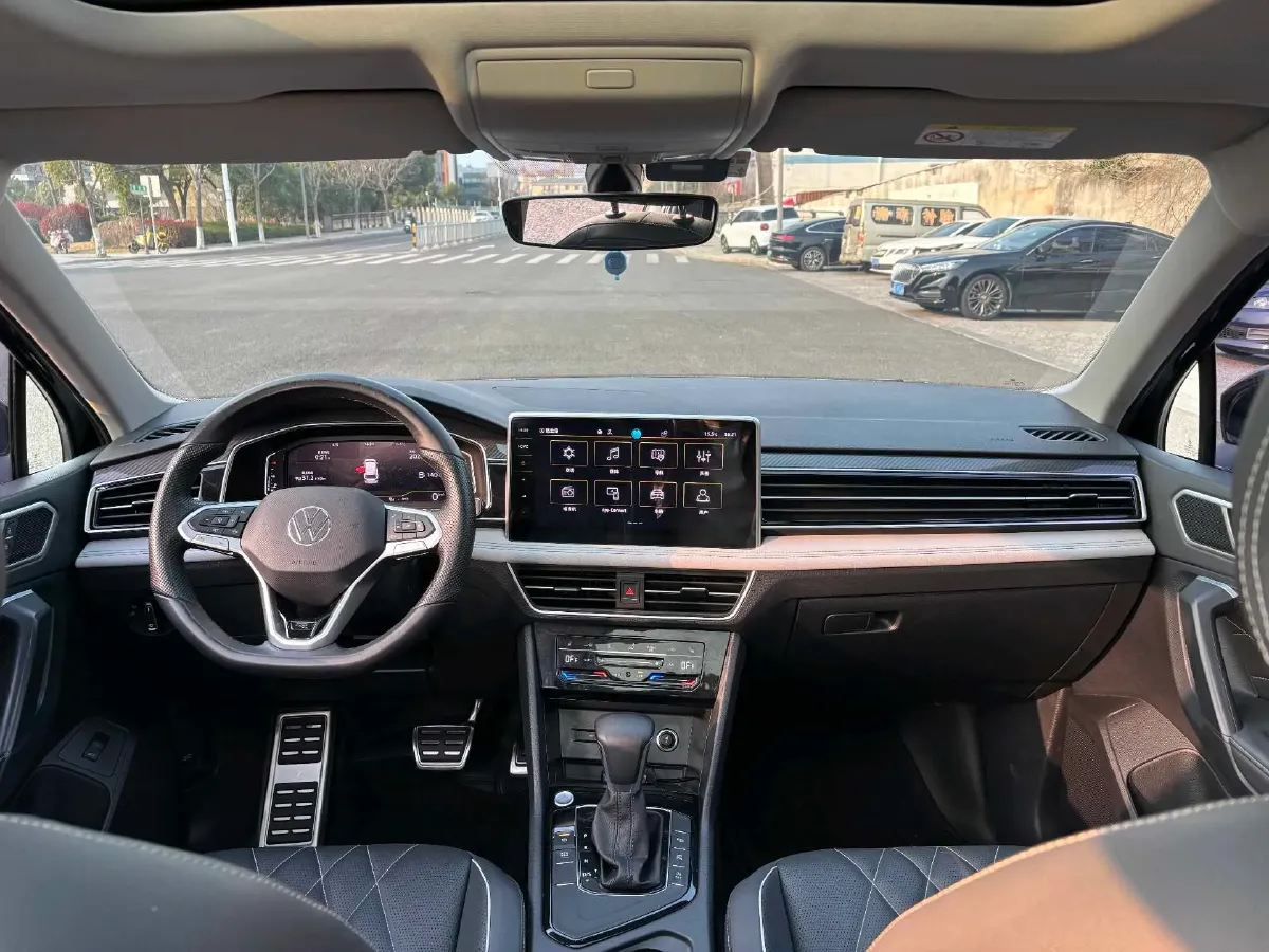 2024 Volkswagen Tiguan L 2.0T 186HP L4 7DCT,autocango,china used car exporter,china ev exporter,chinese used car exporter,chinese used ev exporter