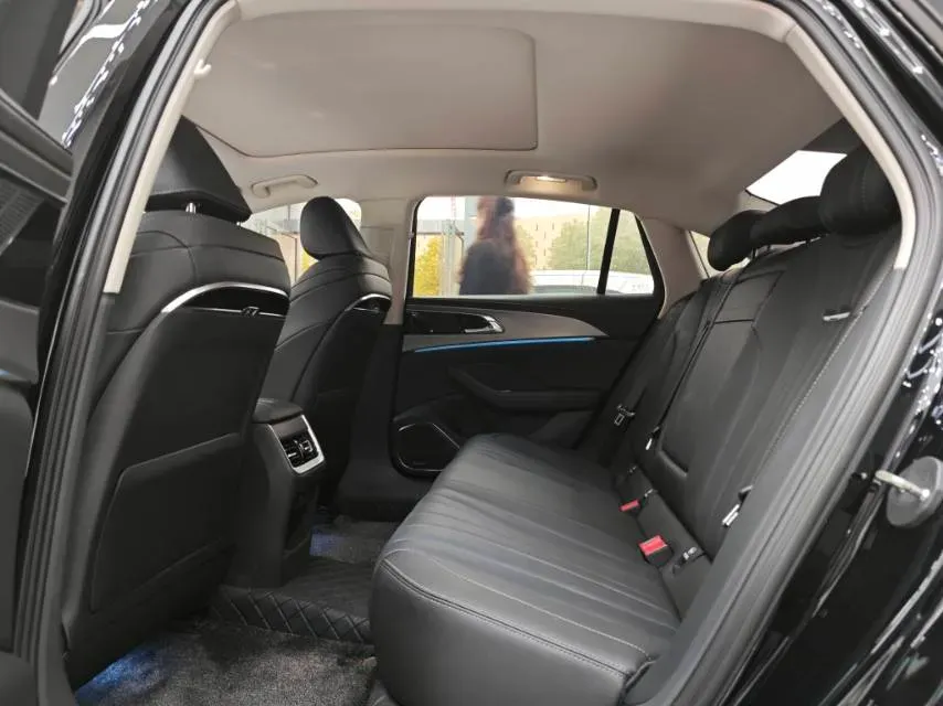 2024 HongQi H5 2.0T 224HP L4 8AT,autocango,china used car exporter,china ev exporter,chinese used car exporter,chinese used ev exporter