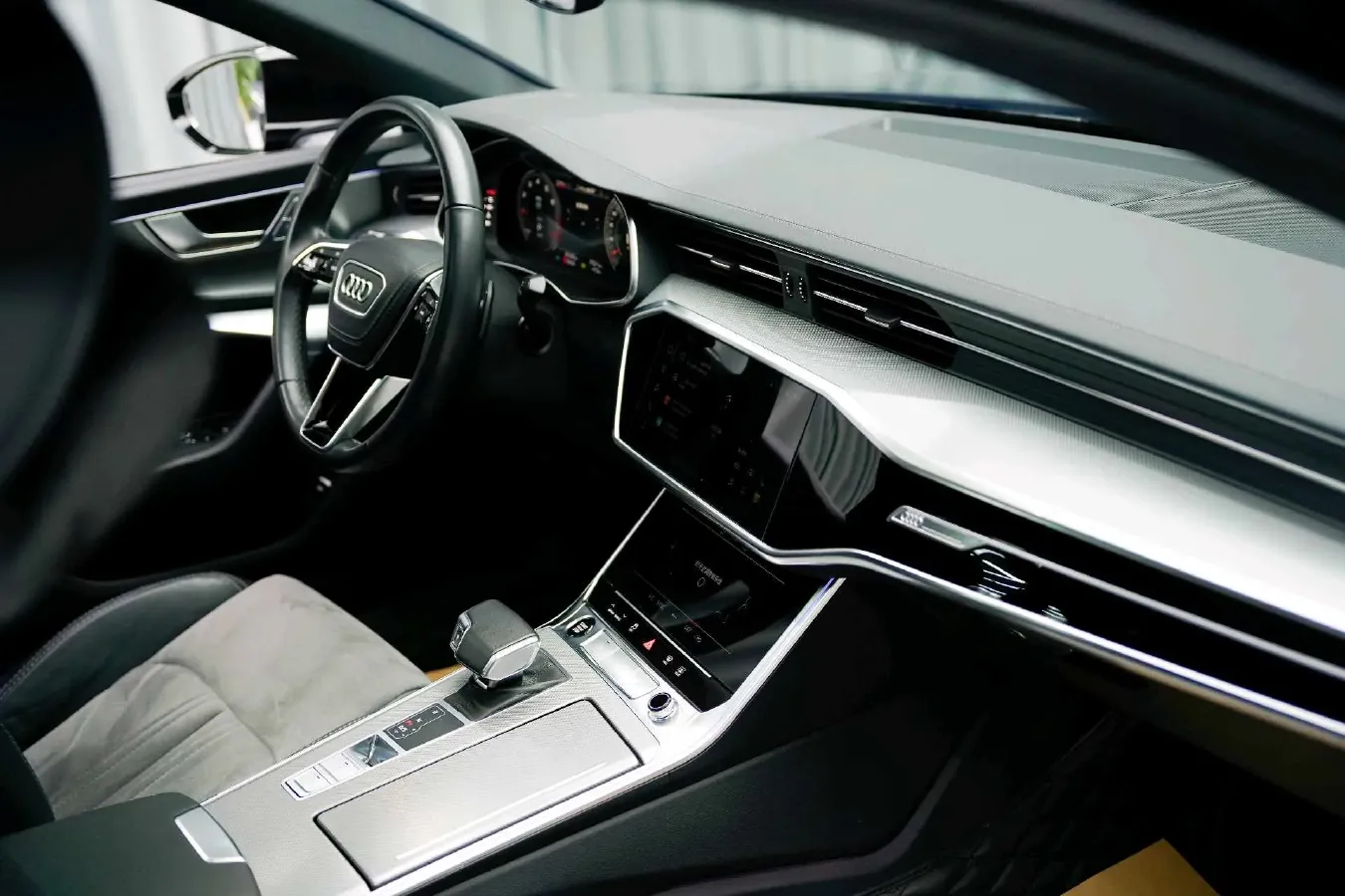 2023 Audi A6L 2.0T 190HP L4 7DCT,autocango,china used car exporter,china ev exporter,chinese used car exporter,chinese used ev exporter