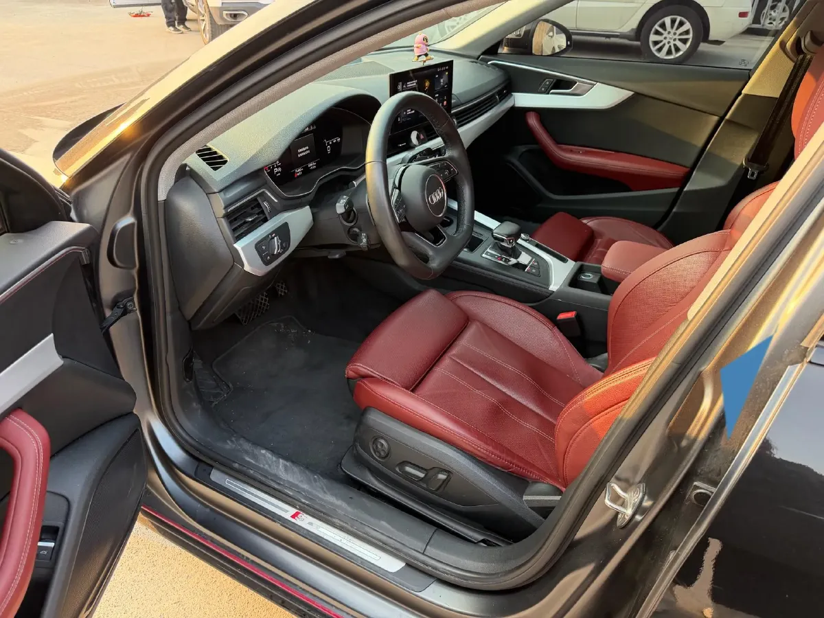 2022 Audi A4L 2.0T 190HP L4 7DCT,autocango,china used car exporter,china ev exporter,chinese used car exporter,chinese used ev exporter