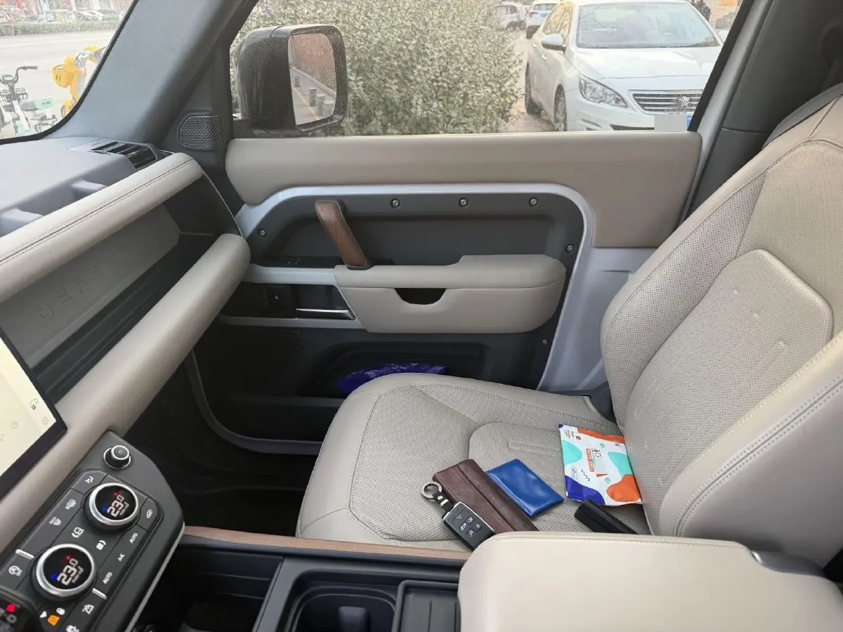 2022 Land Rover Defender 2.0T 300HP L4 8AT,autocango,china used car exporter,china ev exporter,chinese used car exporter,chinese used ev exporter