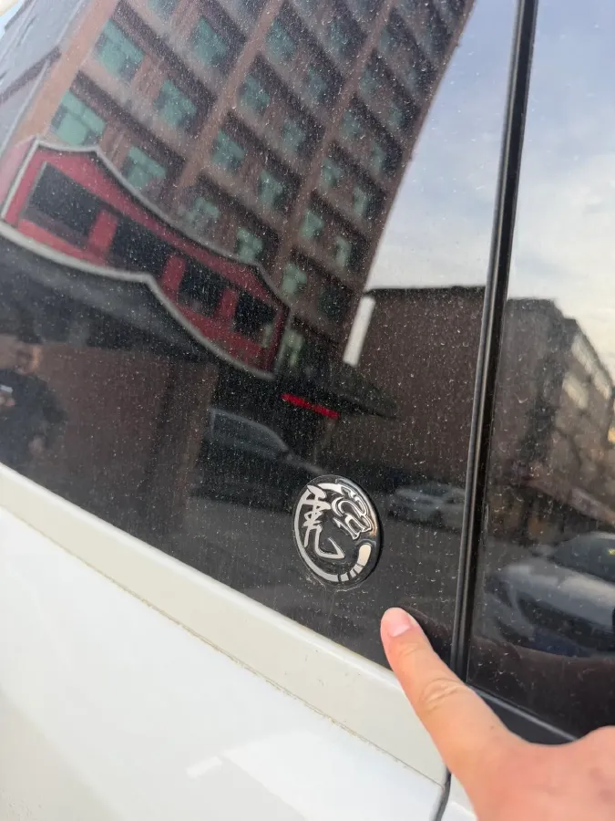 2022 Land Rover Defender 2.0T 300HP L4 8AT,autocango,china used car exporter,china ev exporter,chinese used car exporter,chinese used ev exporter