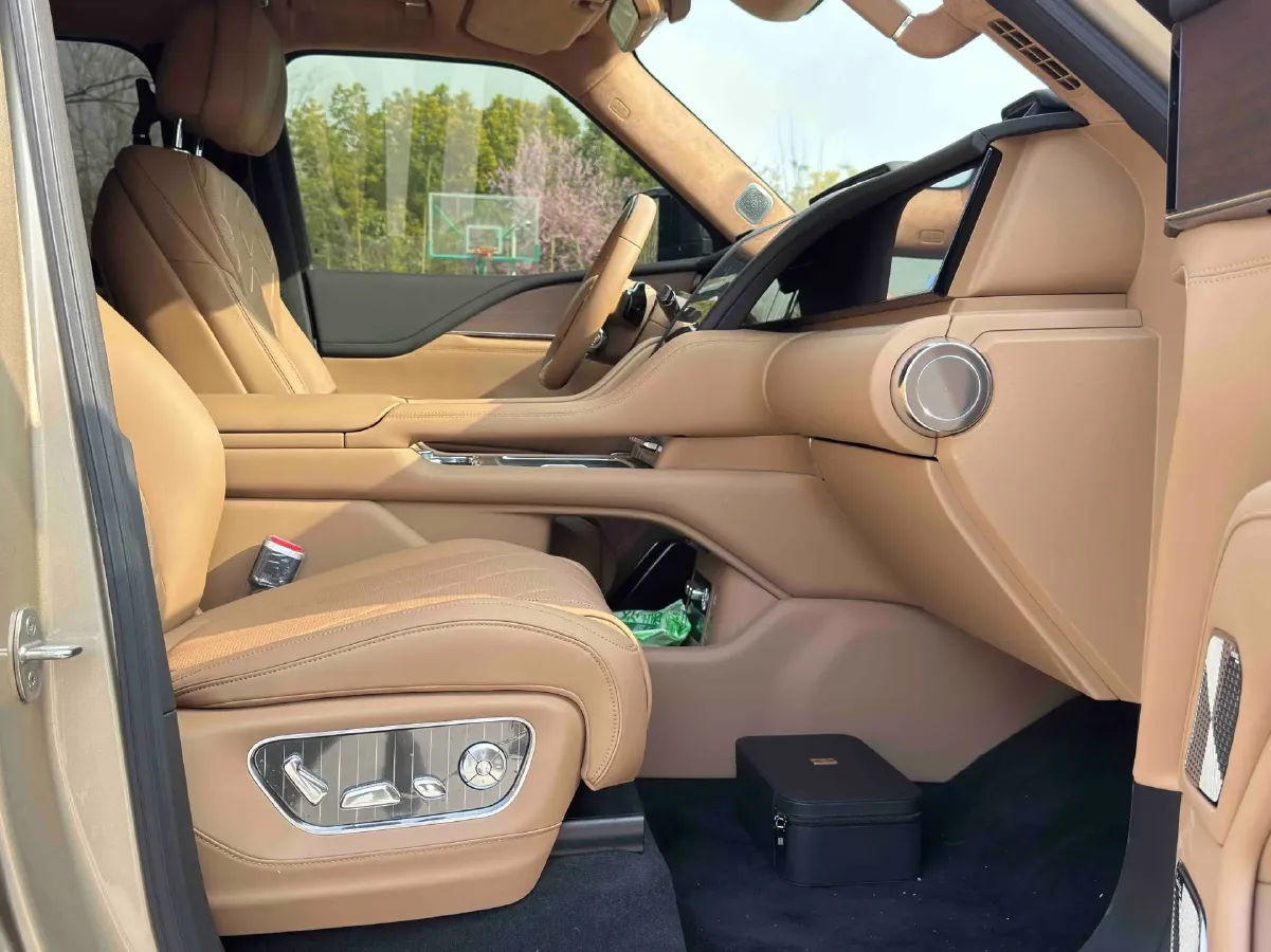 2025 YangWang U8 L REEV 272HP REEV,autocango,china used car exporter,china ev exporter,chinese used car exporter,chinese used ev exporter