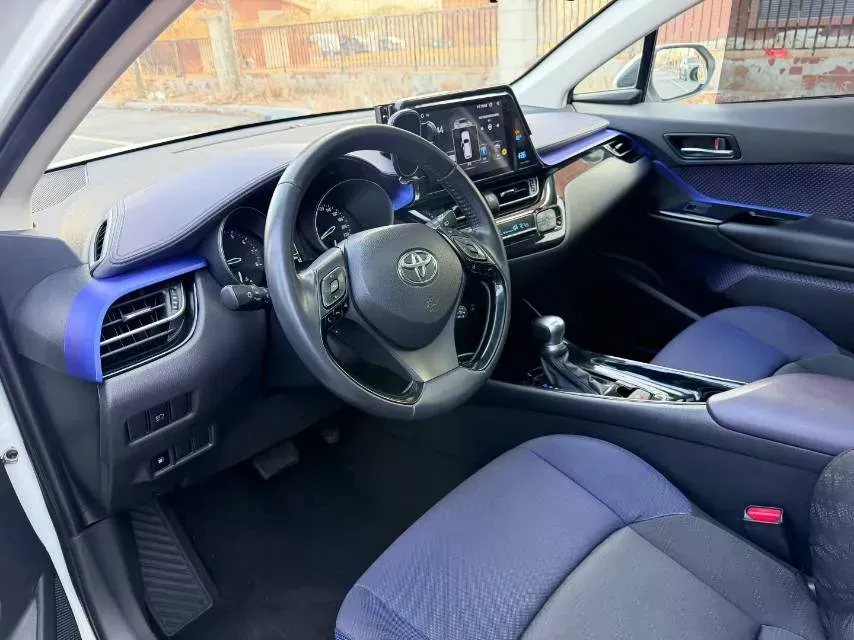 2018 Toyota C-HR 2.0L 171HP L4 CVT,autocango,china used car exporter,china ev exporter,chinese used car exporter,chinese used ev exporter