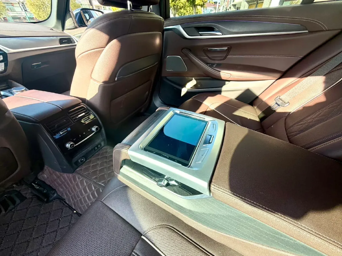 2022 BMW 5 Series 2.0T 252HP L4 8AT,autocango,china used car exporter,china ev exporter,chinese used car exporter,chinese used ev exporter