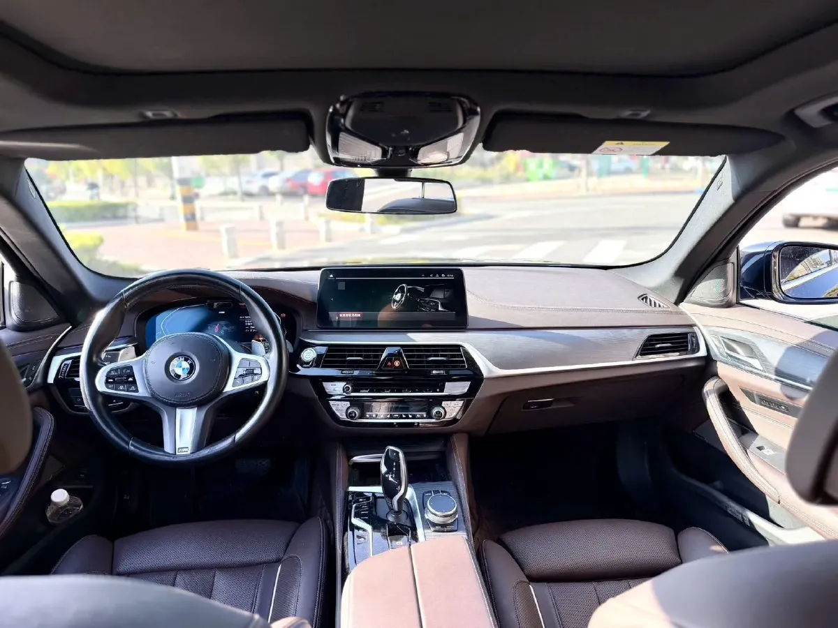 2022 BMW 5 Series 2.0T 252HP L4 8AT,autocango,china used car exporter,china ev exporter,chinese used car exporter,chinese used ev exporter