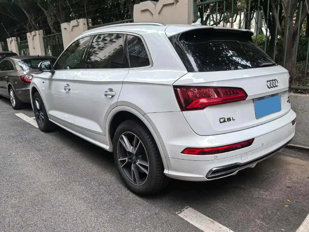 2020 Audi Q5L 2.0T 190HP L4 7DCT,autocango,china used car exporter,china ev exporter,chinese used car exporter,chinese used ev exporter