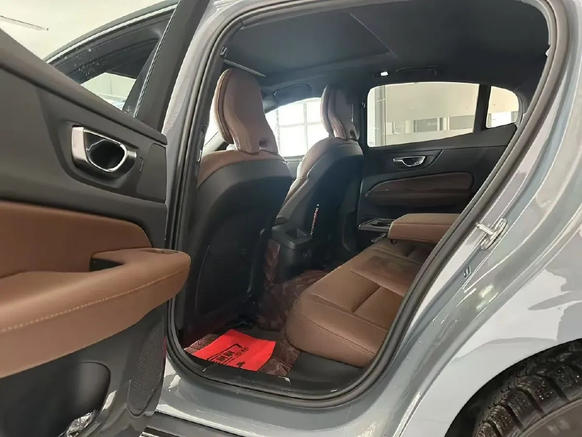 2025 Volvo S60 2.0T 197HP L4 7DCT,autocango,china used car exporter,china ev exporter,chinese used car exporter,chinese used ev exporter