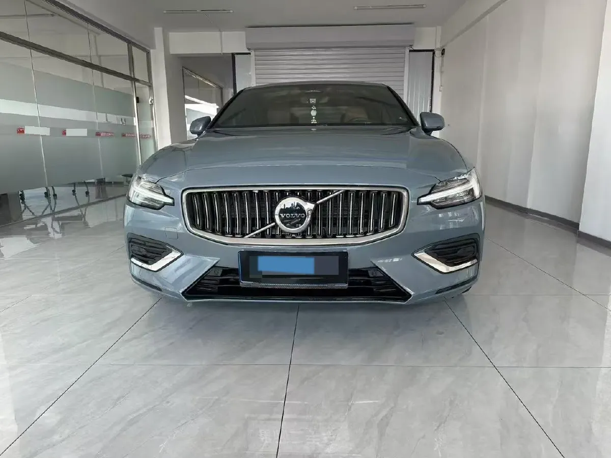 2025 Volvo S60 2.0T 197HP L4 7DCT,autocango,china used car exporter,china ev exporter,chinese used car exporter,chinese used ev exporter