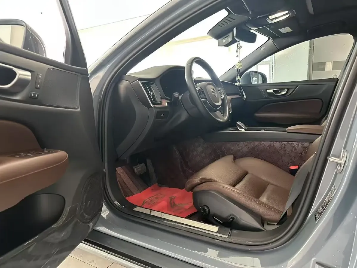 2025 Volvo S60 2.0T 197HP L4 7DCT,autocango,china used car exporter,china ev exporter,chinese used car exporter,chinese used ev exporter