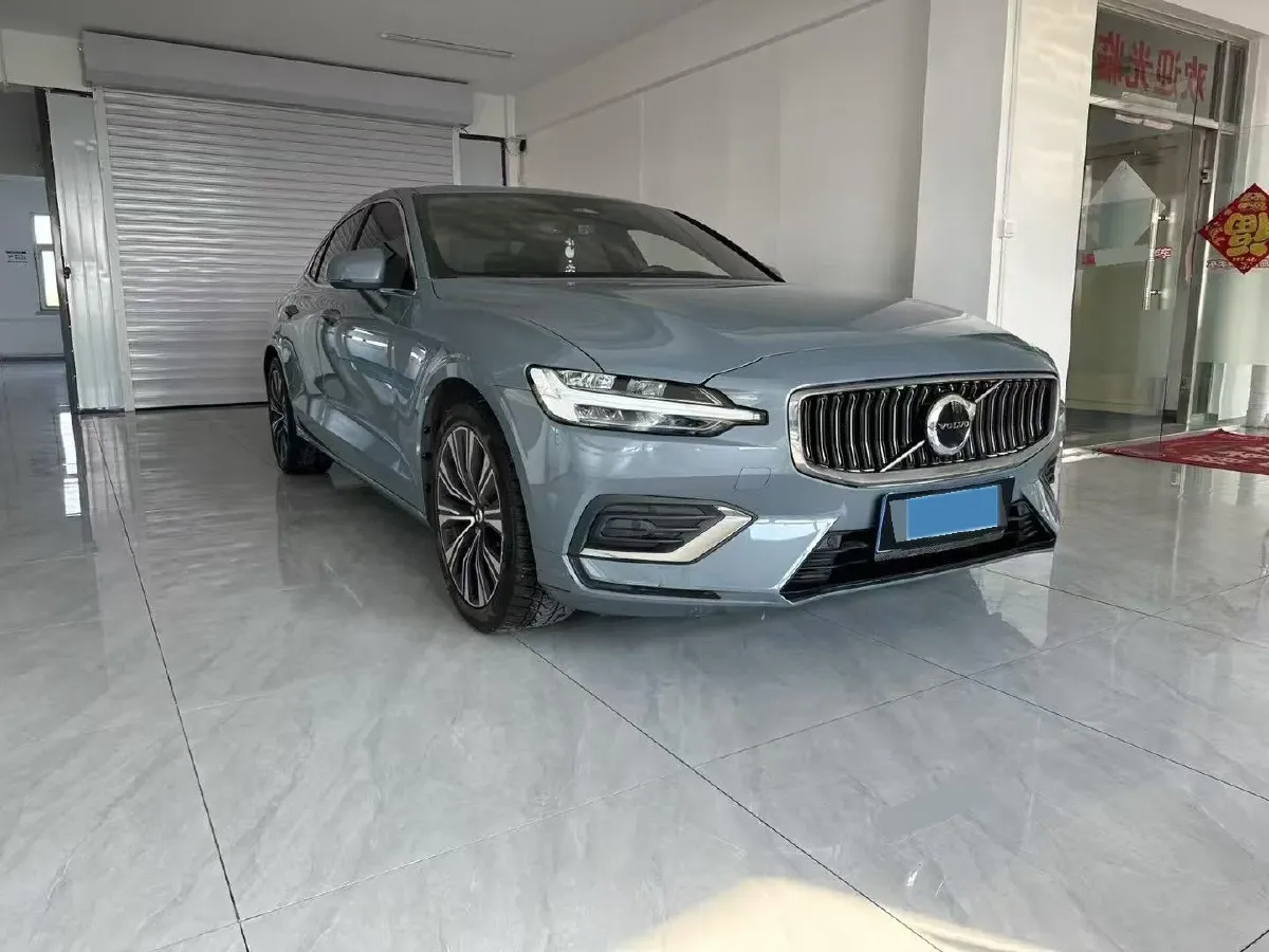2025 Volvo S60 2.0T 197HP L4 7DCT,autocango,china used car exporter,china ev exporter,chinese used car exporter,chinese used ev exporter