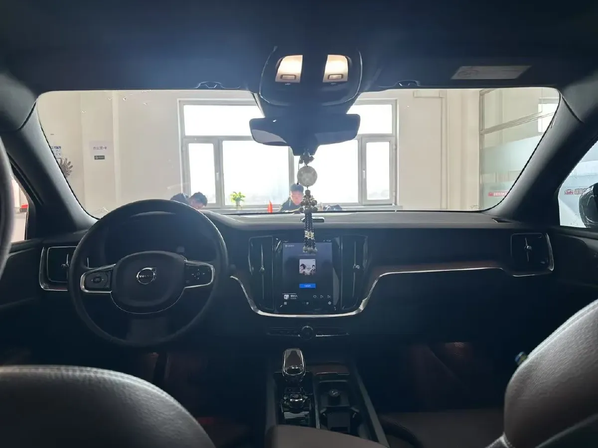 2025 Volvo S60 2.0T 197HP L4 7DCT,autocango,china used car exporter,china ev exporter,chinese used car exporter,chinese used ev exporter